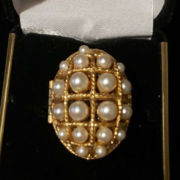 Large Oval-Shaped Lattice Dome Locket Ring With Faux Pearls by Avon - Picture 3 of 12